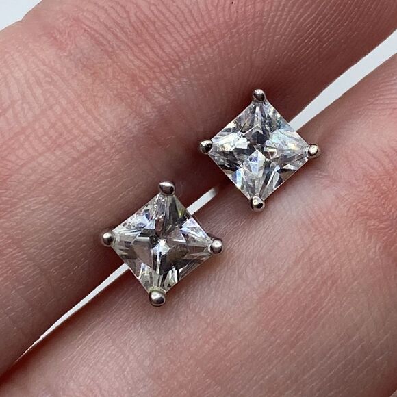💛 925 Princess Cut CZ Stud Earrings - Picture 1 of 6